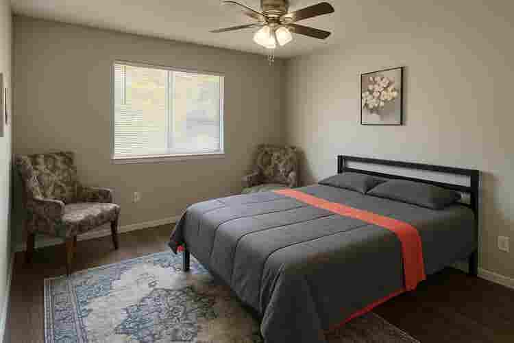 Room with private bath(furnished)