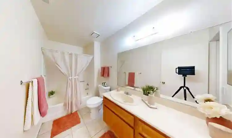Nice room w/ shared bathroom