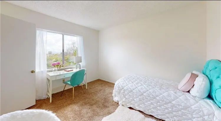 Nice room w/ shared bathroom