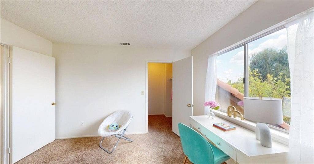 Nice room w/ shared bathroom