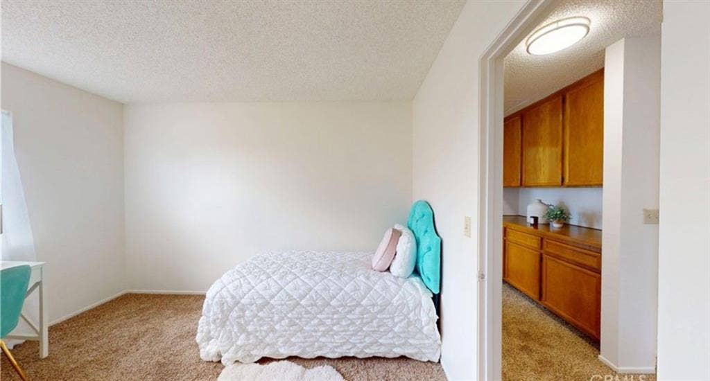 Nice  bedroom w/ shared bath