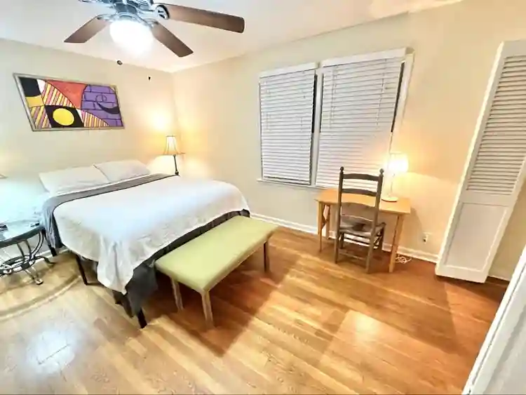 Room in Sandy Springs