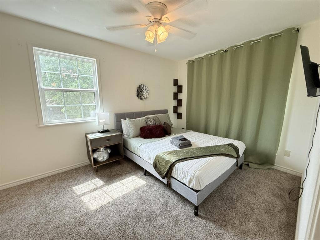 2 bedroom w/private bath