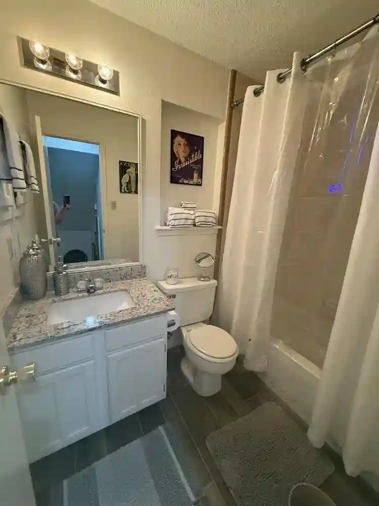 Queen room w/shared bath