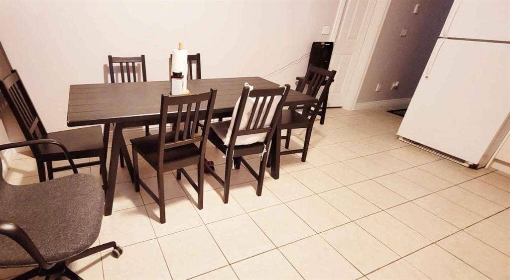 Room for rent in 2
bedroom apartment