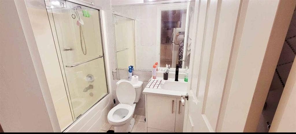 Room for rent in 2
bedroom apartment