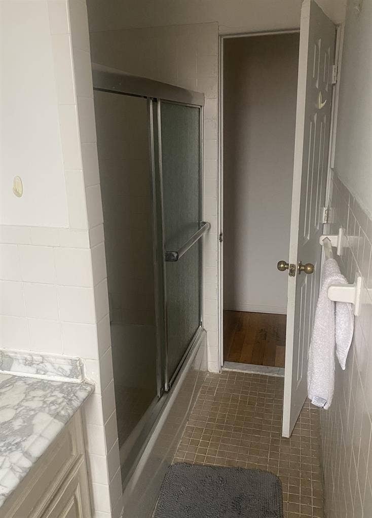 Seek male roommate lease takeover