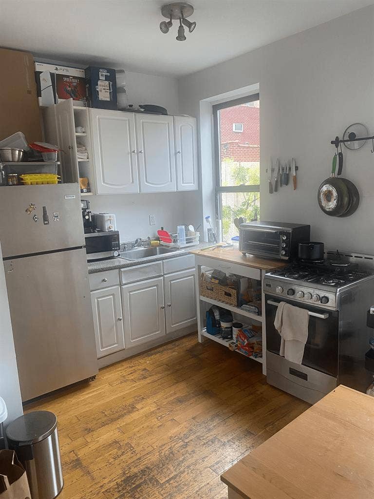 Seek male roommate lease takeover