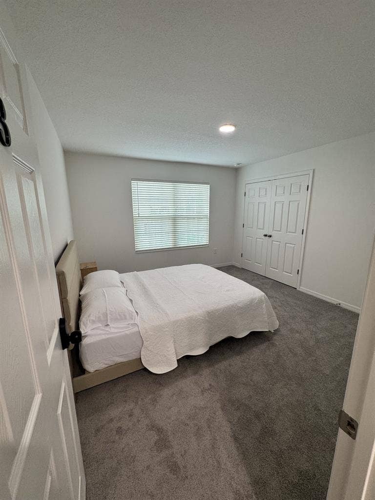 Beautiful Room in Modern Townhouse