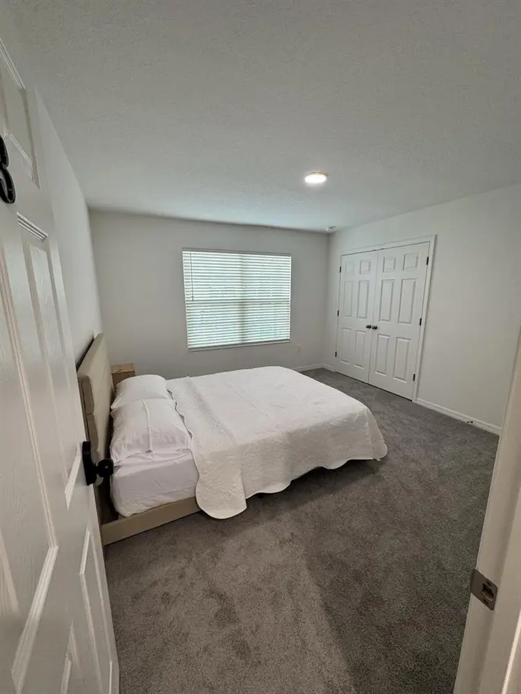 Beautiful Room in Modern Townhouse