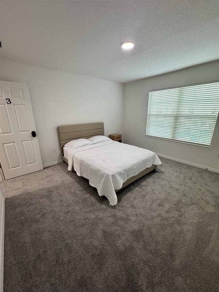 Beautiful Room in Modern Townhouse