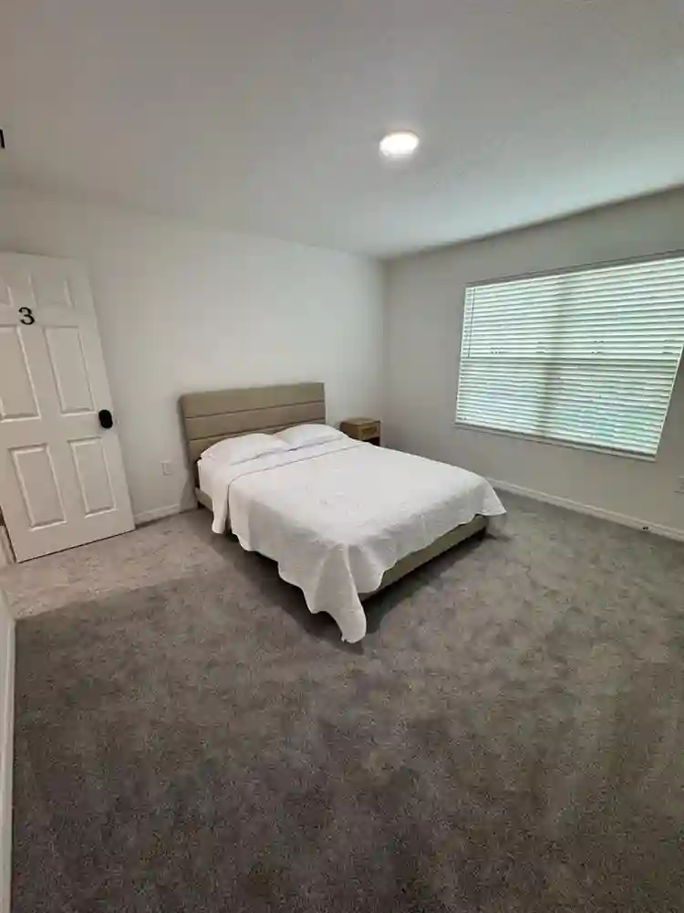 Beautiful Room in Modern Townhouse