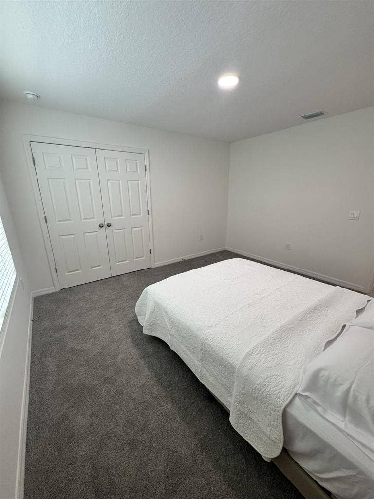 Beautiful Room in Modern Townhouse