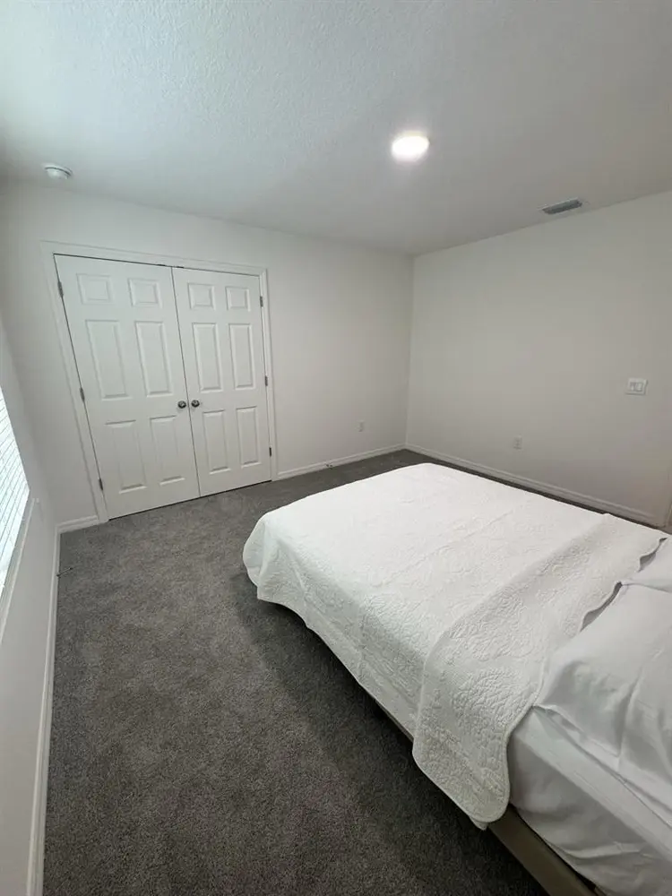 Beautiful Room in Modern Townhouse