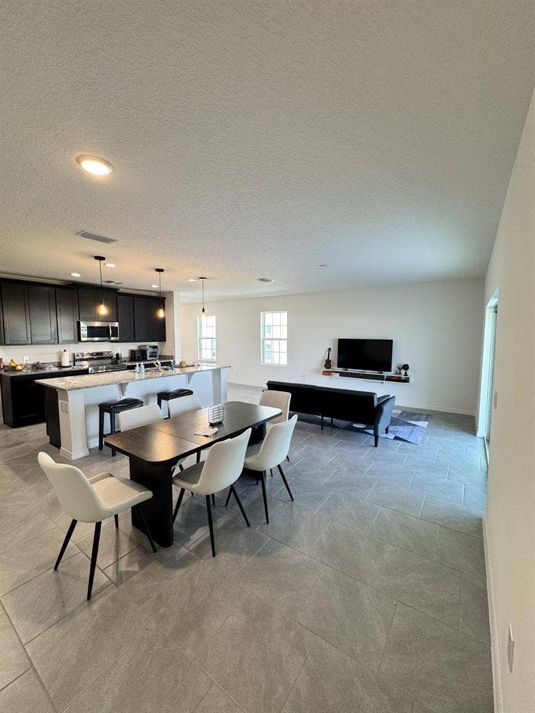 Beautiful Room in Modern Townhouse