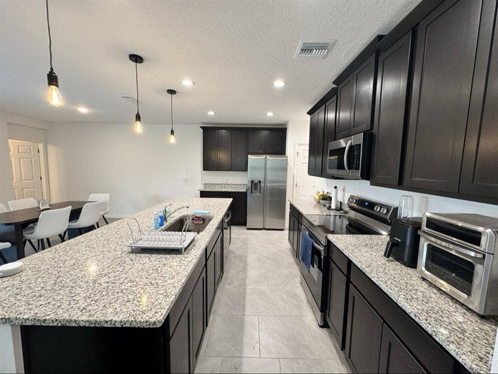 Beautiful Room in Modern Townhouse