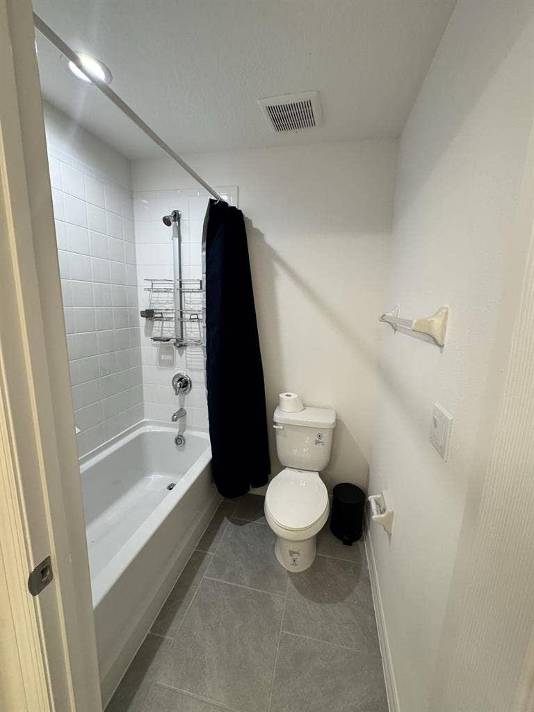 Beautiful Room in Modern Townhouse