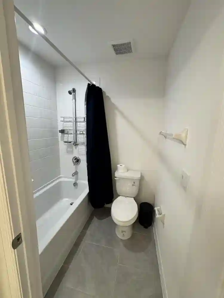 Beautiful Room in Modern Townhouse