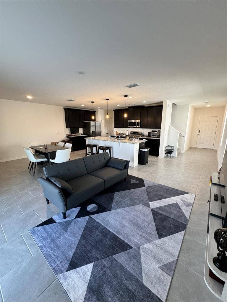 Beautiful Room in Modern Townhouse