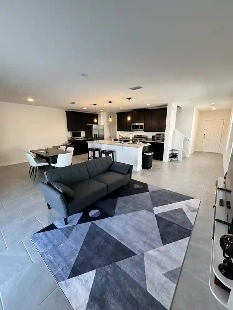 Beautiful Room in Modern Townhouse