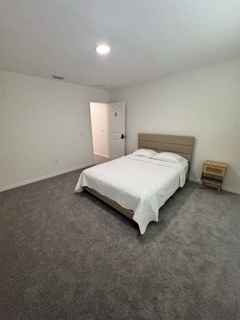 Beautiful Room in Modern Townhouse