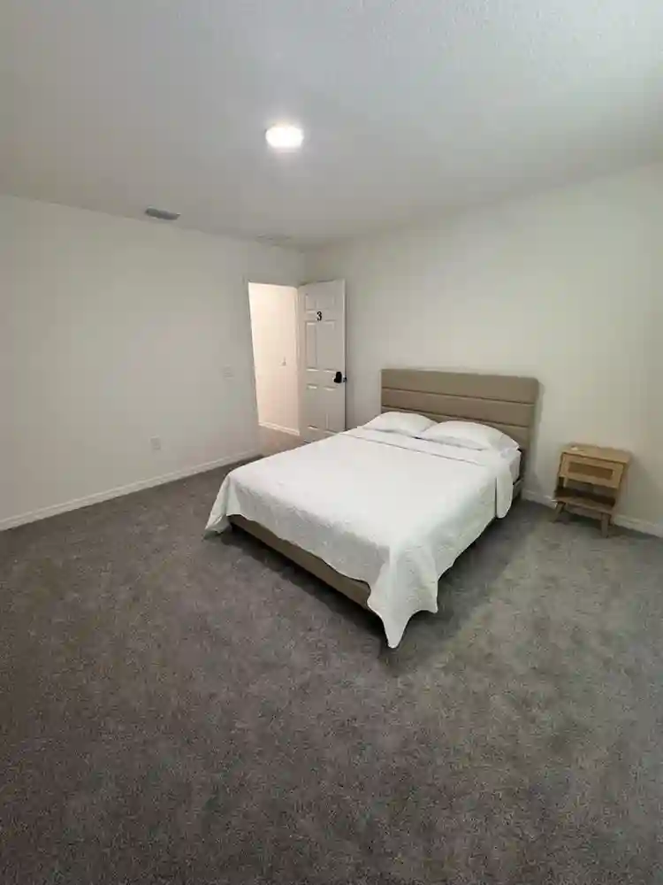 Beautiful Room in Modern Townhouse