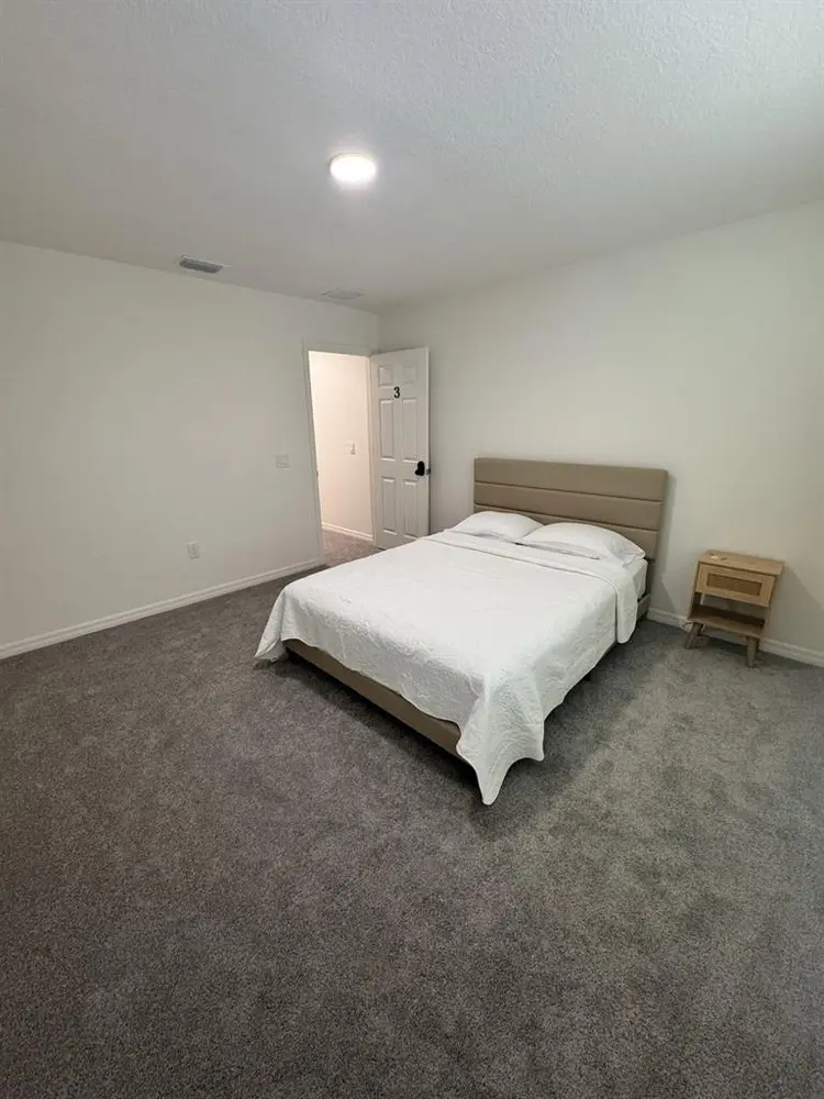 Beautiful Room in Modern Townhouse