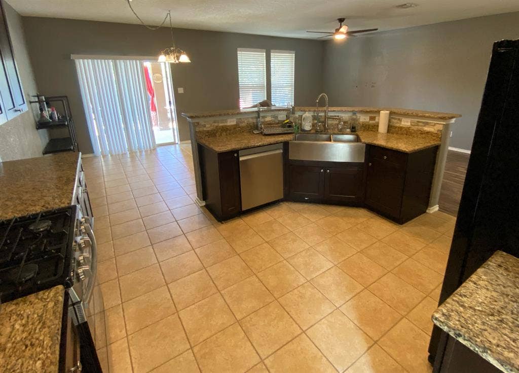 Master Bedroom - 1st Month Discount