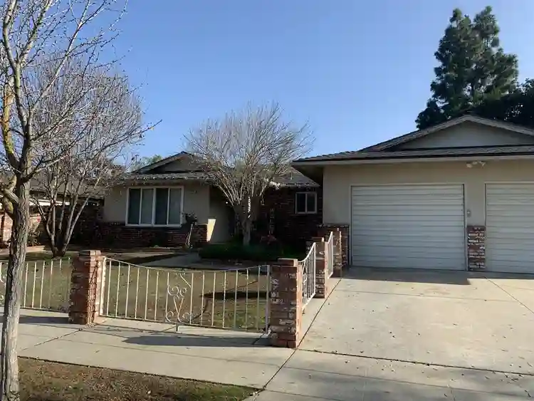 Looking for a Female Roommate