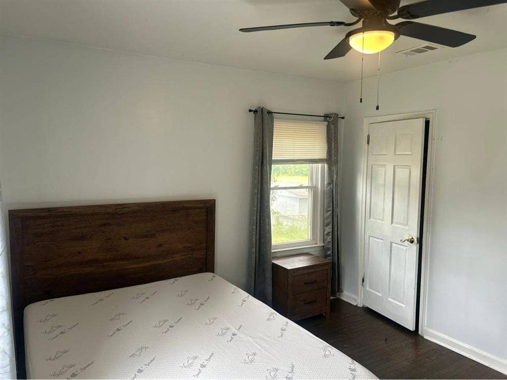 Renting room in East Point. $