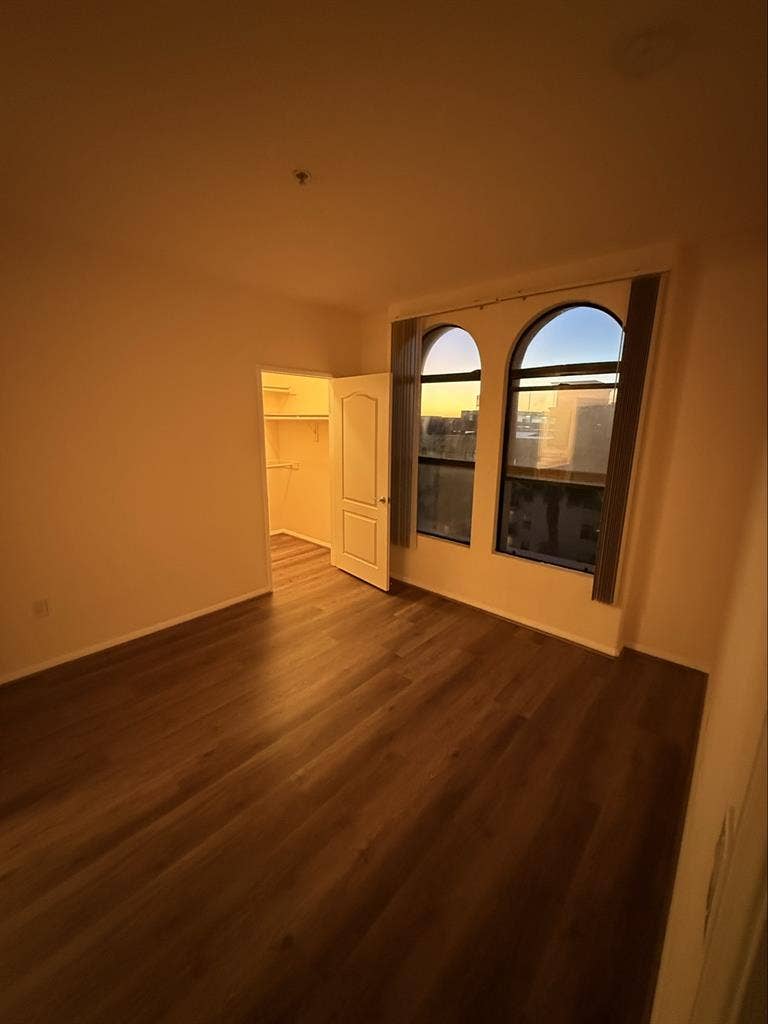 One room available (parking space)