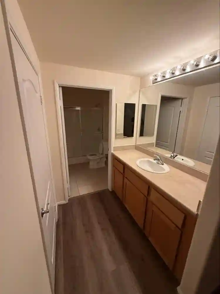 One room available (parking space)