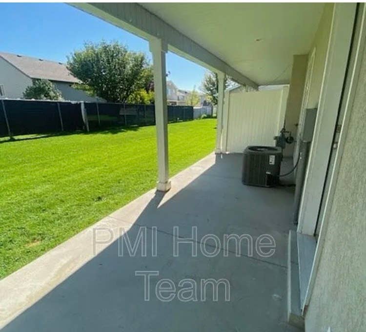 Seeking roomate for cozy townhouse