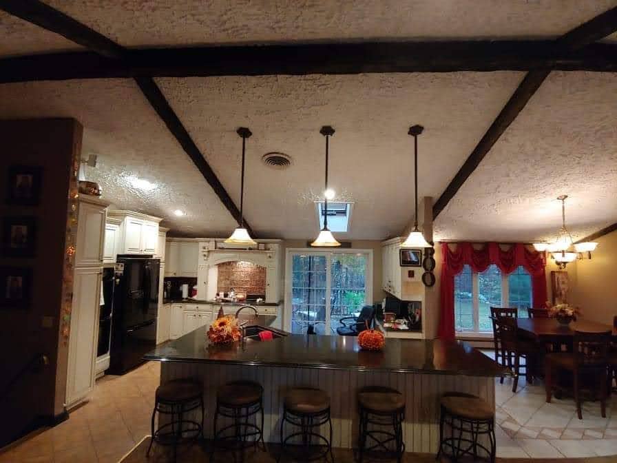 BEAUTIFUL HOME IN THE WOODS