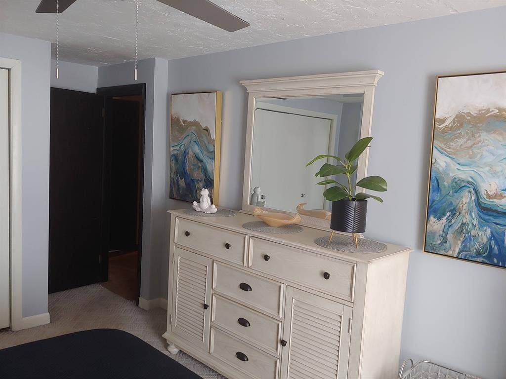 BEAUTIFUL HOME IN THE WOODS