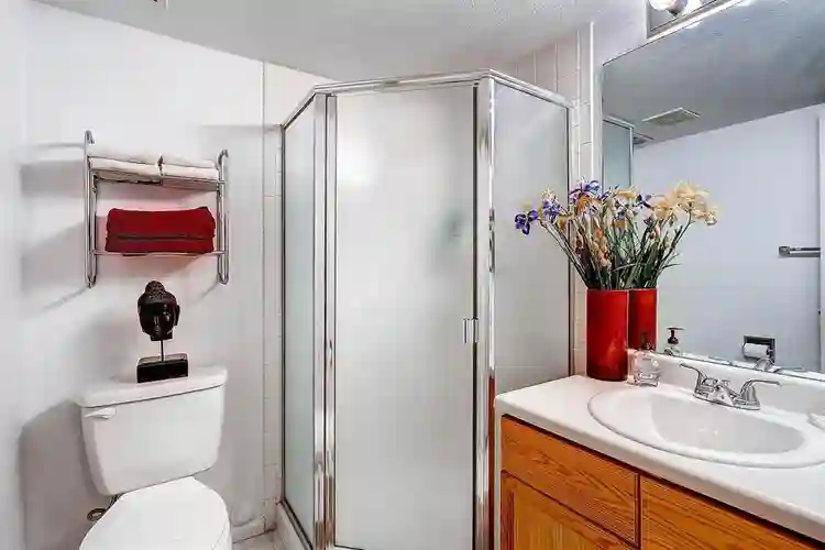 Prime Location/Private Bed/Bathh