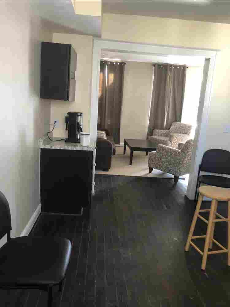 $ Very Small Room BelAir-Edison