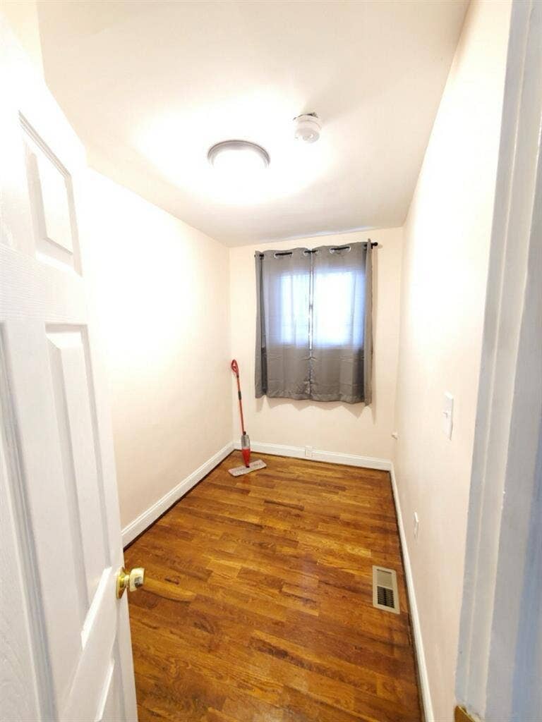 $ Very Small Room BelAir-Edison
