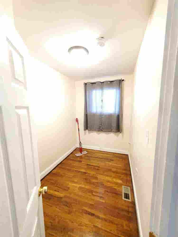 $ Very Small Room BelAir-Edison