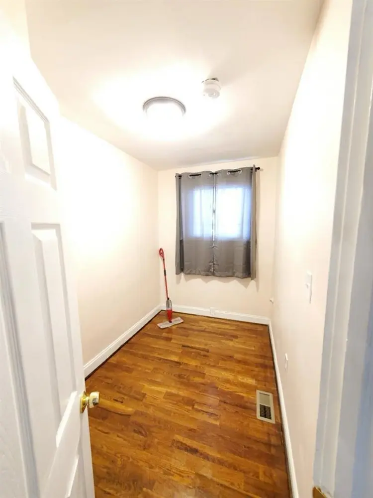 $ Very Small Room BelAir-Edison