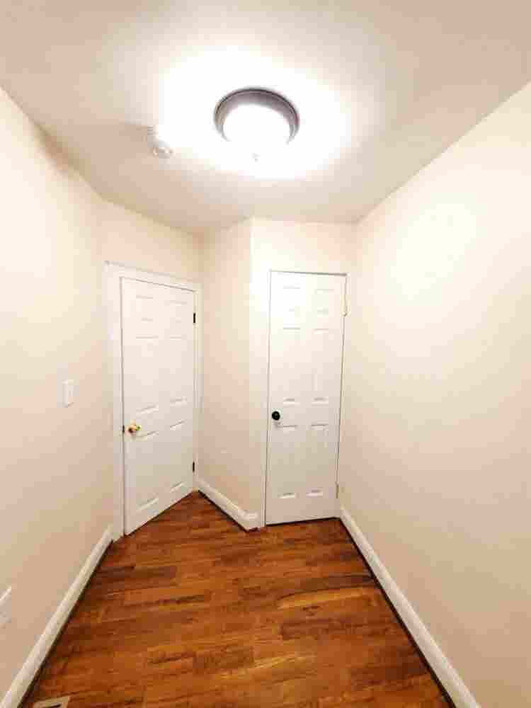 $ Very Small Room BelAir-Edison