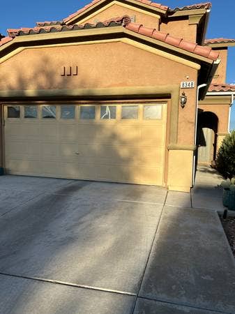 Room and private bath near fwy!