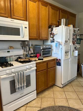 Room and private bath near fwy!