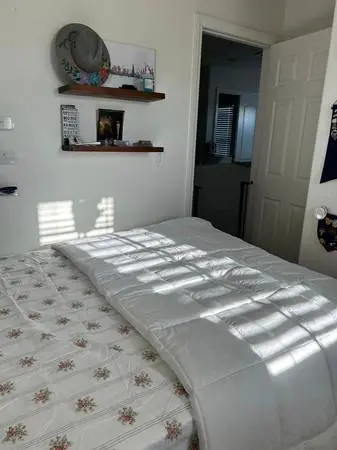 Room and private bath near fwy!