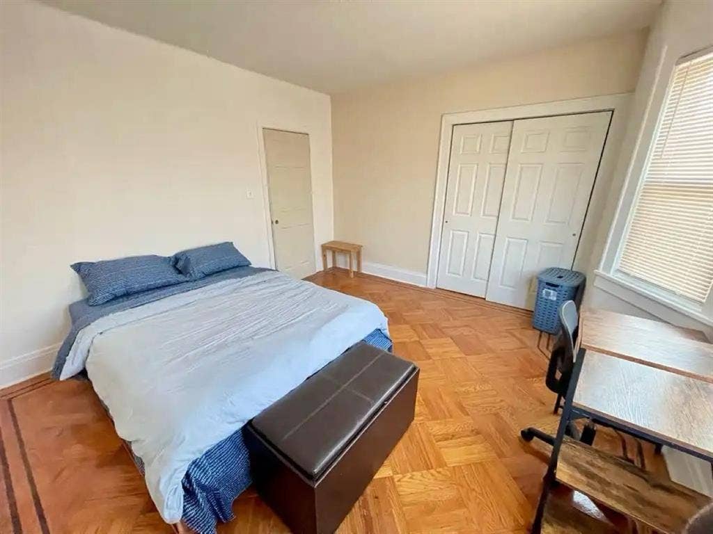 Queen size bed, Close to JFK,