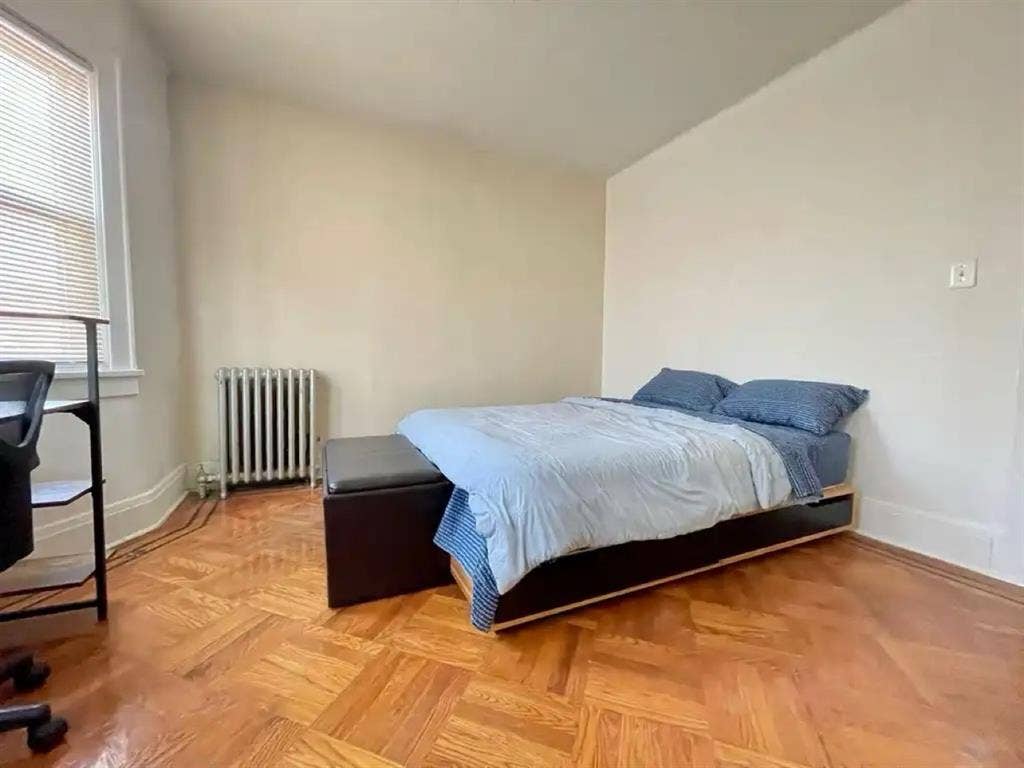 Queen size bed, Close to JFK,