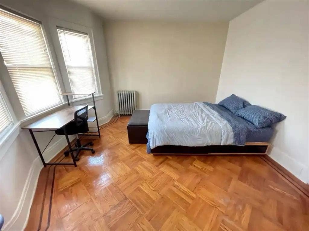 Queen size bed, Close to JFK,
