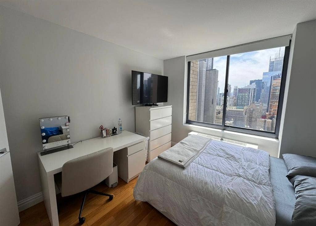 ✨Spacious and Sunny Room - Midtown✨