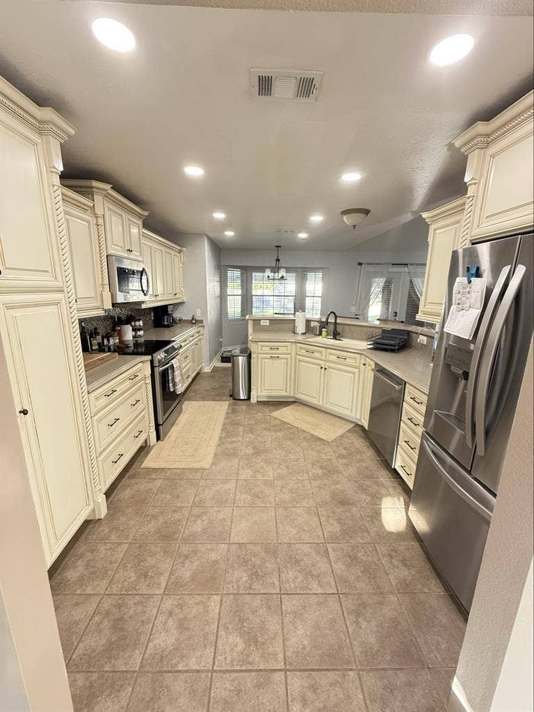 2 Rooms available for rent