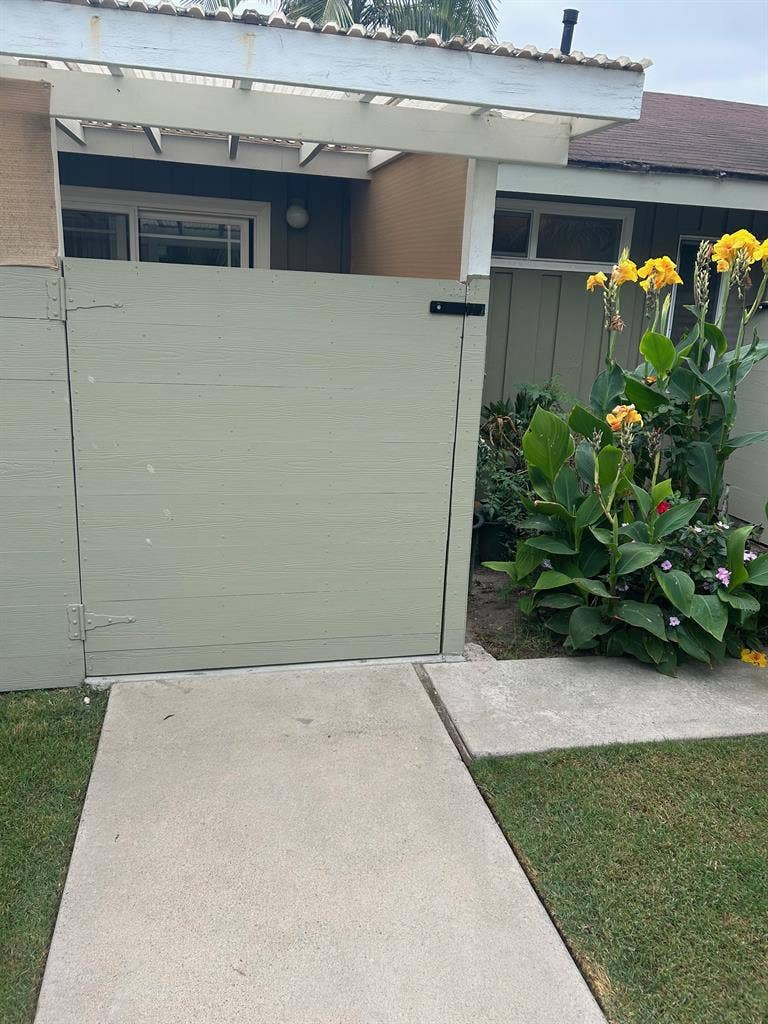 Room w/ ensuite bath+Private Entry